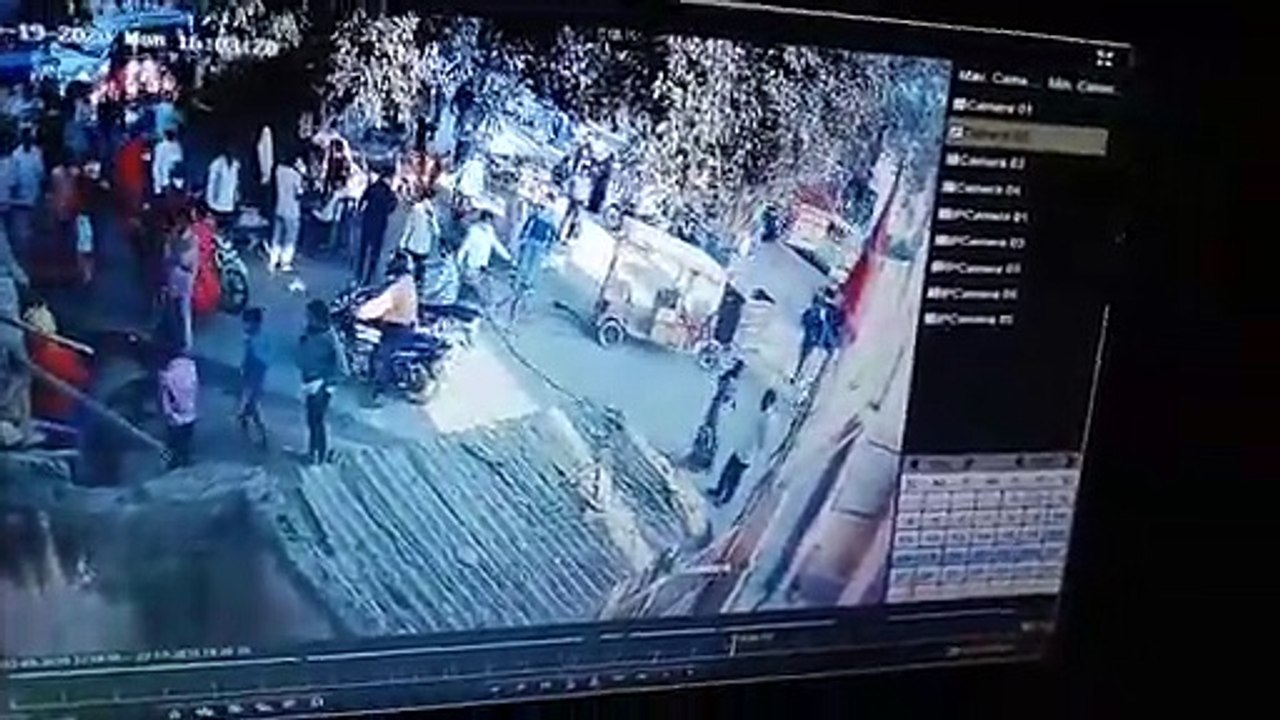 मंदिर के महंत की पिटाई सीसीटीवी में कैद