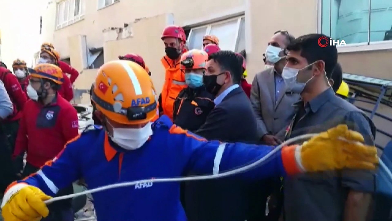 Bakan Pakdemirli, depremin vurduğu Barış Sitesi'ni ziyaret etti