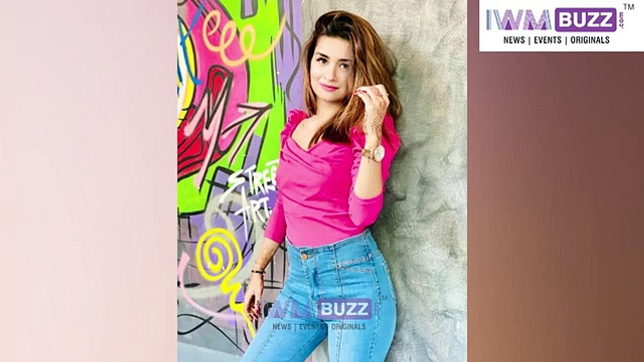 ‘Love me like lightning, Kiss me like rain’ Avneet Kaur gets romantic on the bed