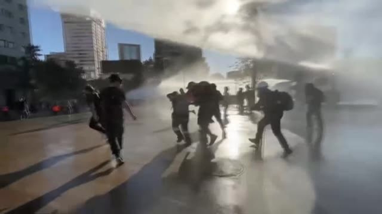 Disturbios en las calles de Santiago de Chile tras la aprobación de cambio de Constitución