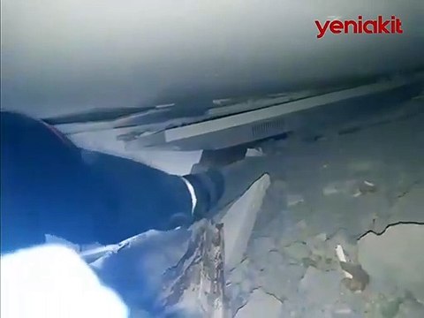 Depremde enkaz altında kalan kedi böyle kurtarıldı