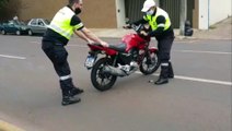 Na Rua Erechim, motociclista fica ferido após acidente com Parati