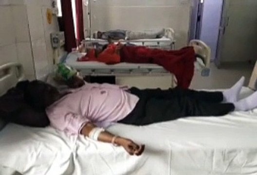 ड्राइवर को नींद आ जाने से डिवाइडर से टकराई कार, 3 लोग हुए घायल