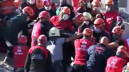 Bayraklı'da emrah apartmanından 1 kişinin daha cansız bedeni çıkarıldı