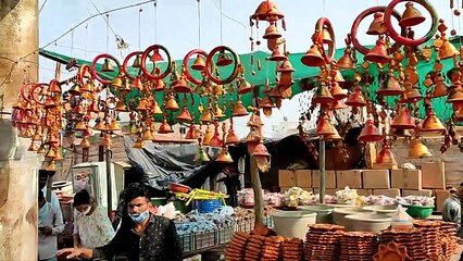 मिट्टी के बर्तनों व दीपकों से सजा बाजार