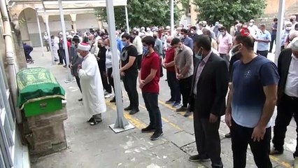 Osmanlı terzisi Sezai Karakapıcı son yolculuğuna uğurlandı