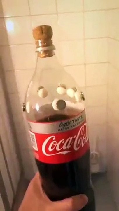 Bouteille de Coca-Mentos dans les toilettes