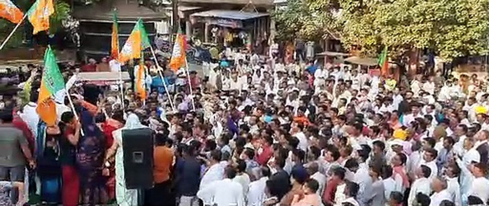 भाजपा प्रत्याशी के पक्ष में सुवासरा में विशाल रैली, ना सोशल डिस्टेंसिंग ना मास्क