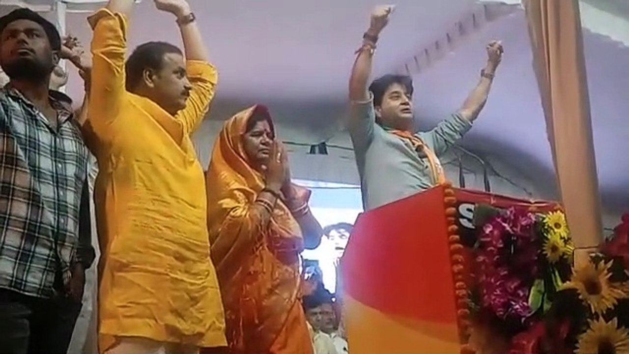 कांग्रेस को भूला नहीं पा रहे सिंधिया, ज़ुबान फिसली तो बोले- 'पंजे का बटन दबाना है, इमरती को जिताना है'