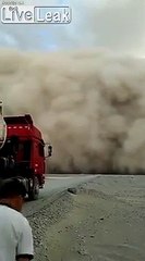Un mur de nuage plaqué au sol bloque les véhicules sur la route !