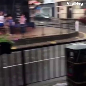 Un conducteur veux traverser une grosse flaque... Trop grosse flaque