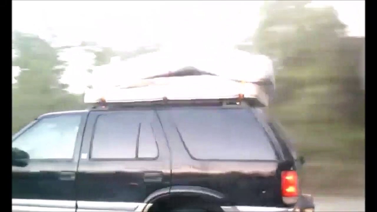 Ces 2 matelas font des cochonneries sur le toit