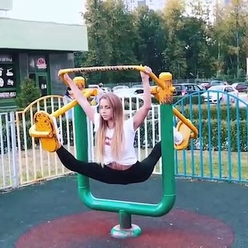 La souplesse de cette fille est bluffante