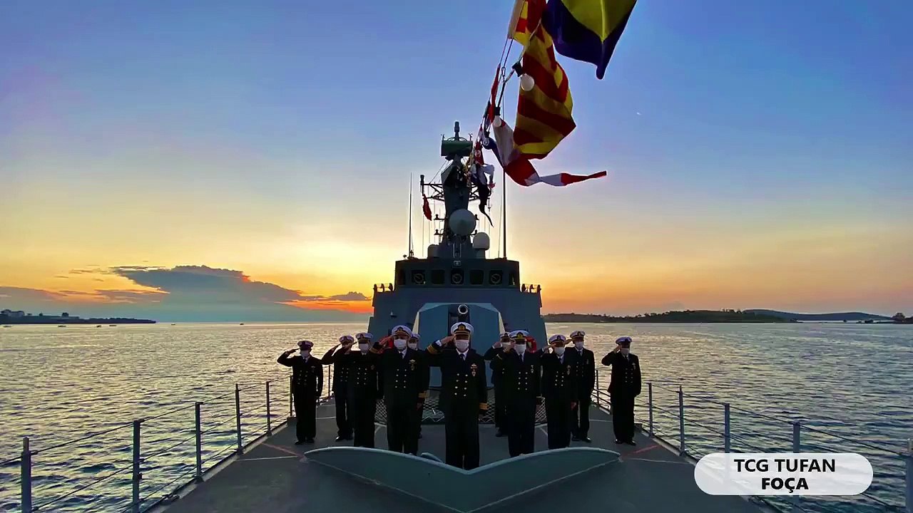 Gemilerimizde  günbatımında Bayrak Töreni yapılarak İstiklal Marşı okundu