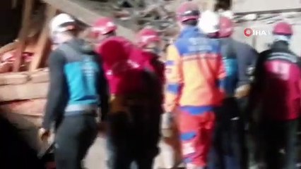 İzmir'de 30 saat sonra deprem enkazından bir kişi daha çıkarıldı!