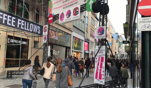 De longues files devant les magasins rue Neuve