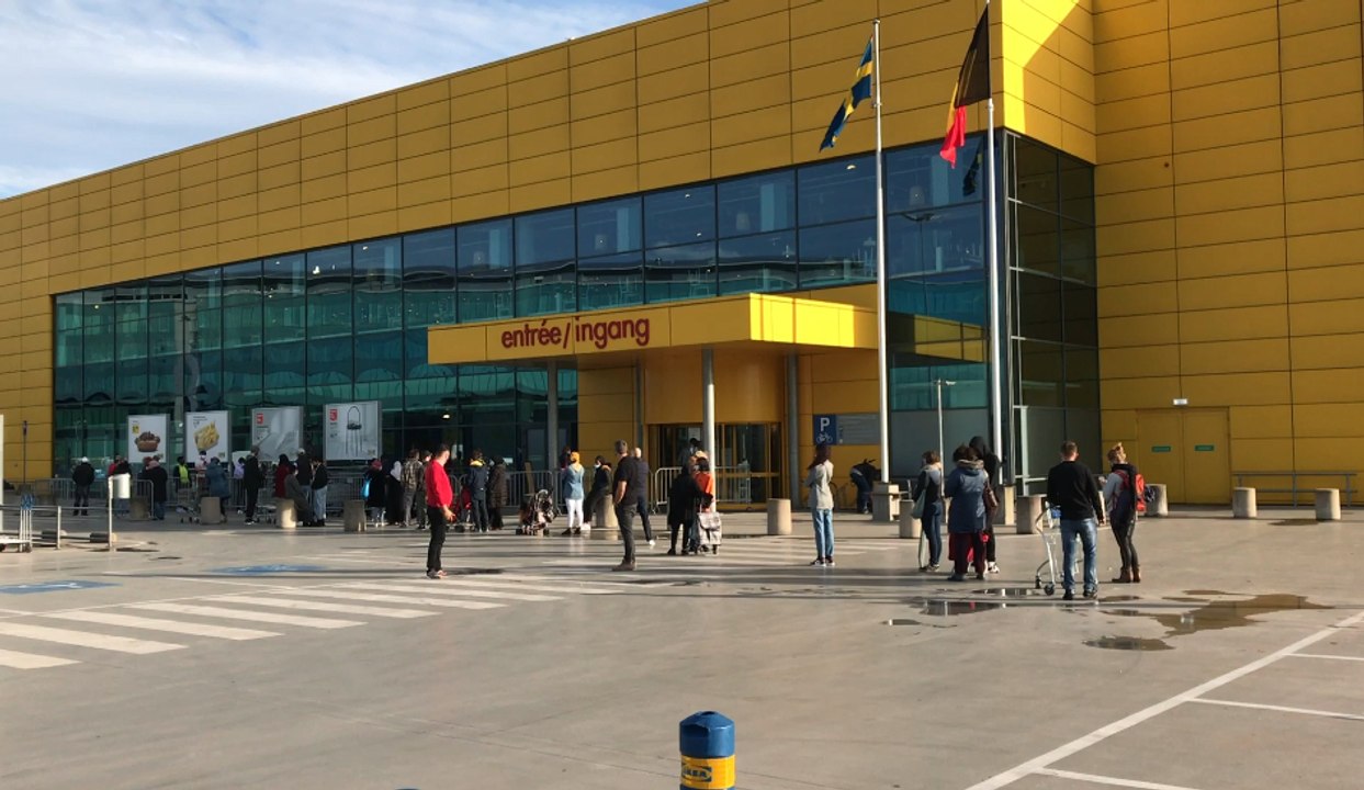 De longues files devant les magasins Ikea, qui fermeront samedi soir pour un mois et demi