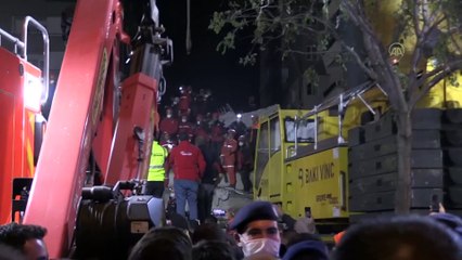 İzmir'deki depremden 33 saat sonra bir kişi enkazdan yaralı olarak çıkarıldı