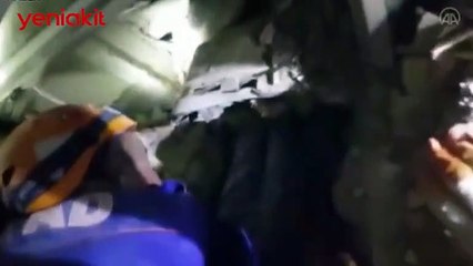 Anne diyerek enkazdan çıkardılar! Eşi ve torunu göçük altında