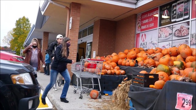 Halloween: Deux estie de tarla qui se pense ben comique se font ramasser par une dame qui la trouve vraiment pas drole lol