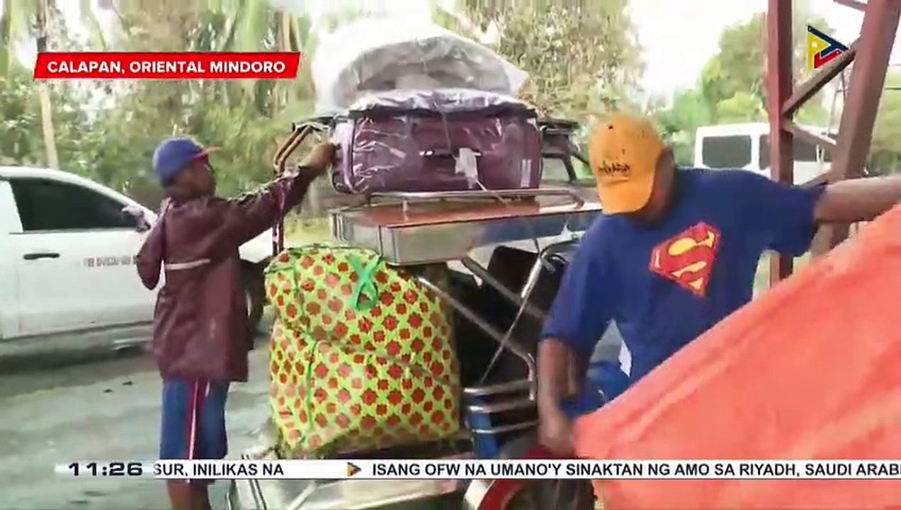 #LagingHanda | Mga residente sa coastal areas ng Calapan, Oriental Mindoro nagpatupad ng forced evacuation dulot ng bagyong #RollyPH