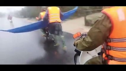 Xúc động hình ảnh Thượng úy công an giữ thuyền chạy theo xe máy hơn 2km đi cứu dân