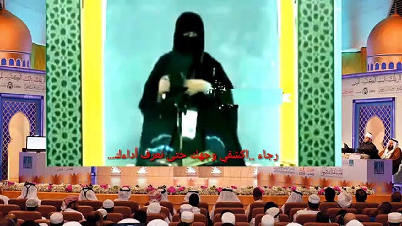 فتاة إندونيسية انسحبت من مسابقة القرٱن عندما طلبت اللجنة كشف وجهها. ( 360 X 640 )
