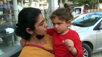 Sokak köpeğini severken neredeyse gözünden oluyordu