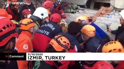 شاهد: انتشال مراهق من تحت الأنقاض في أزمير