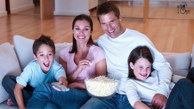 क्या आप भी दिनभर मोबाइल चलाते हैं, बत्ती गुल में देकिए मोबाइल कम चलाने के 5 आसान तरीके