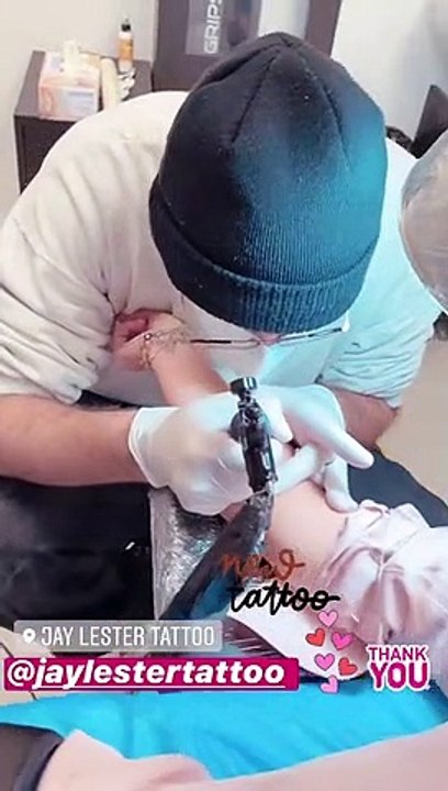 Laeticia Hallyday a rejoint Jalil Lespert à Rome pour le week-end du 31 octobre-1er novembre 2020. Elle fait tatouer, tout comme son compagnon.