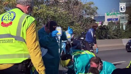 Accidente entre un motorista y un vehículo en la M-30