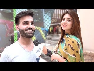 وہ کونسی ایسی چیز ہے جو ہمیشہ اوپر جاتی ہے لیکن اپنی جگہ سے نہیں ہلتی؟