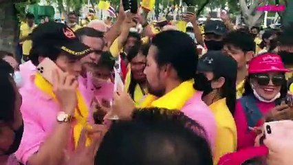 บิณฑ์-ไทด์ ถึงสนามหลวงรอรับเสด็จ ฯชี้ถึงเวลาต้องออกมาปกป้องสถาบัน | 011163