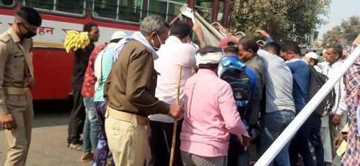 कांधला: दिल्ली रोड पर चलती है रिक्शा पलटी दो महिलाएं घायल