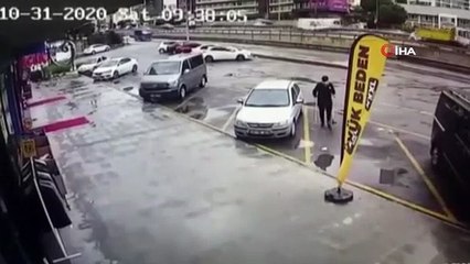 Temizlik görevlisinden örnek davranış...Yerde bulduğu para dolu poşeti sahibine teslim etti