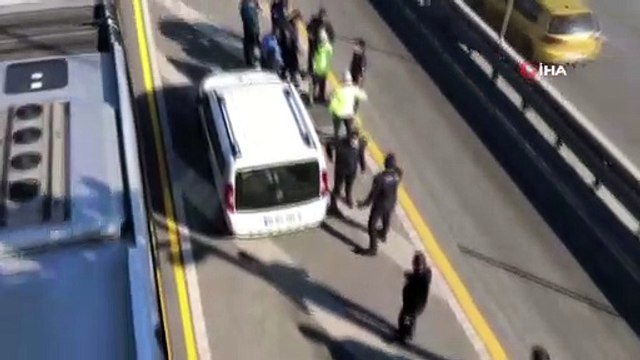 Avcılar’da İBB Sosyal Tesisler durağında metrobüs bir yayaya çarptı