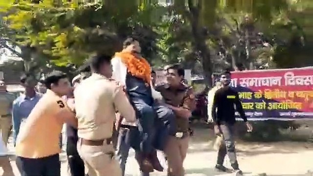देहात रूरा थाने के दरोगा की अनोखी विदाई का वीडियो हुआ वायरल