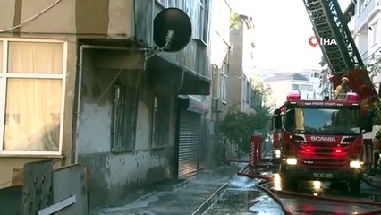 Avcılar'da bir binanın çatı katı alev alev yandı