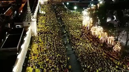 ในหลวง-พระราชินี เสด็จฯเยี่ยมพสกนิกร เฝ้าถวายพระพรใกล้ชิด พร้อมทรงพระอักษรบนพระบรมฉายาลักษณ์ ถึงประชาชนคนไทย