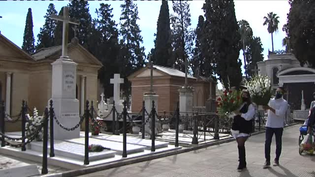 Los españoles visitan a sus difuntos entre excepcionales medidas de seguridad