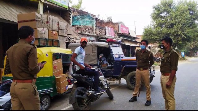 बकेवर पुलिस ने कच्चे में चलाया चेकिंग अभियान: बिना हेलमेट वालों के काटे गए चालान