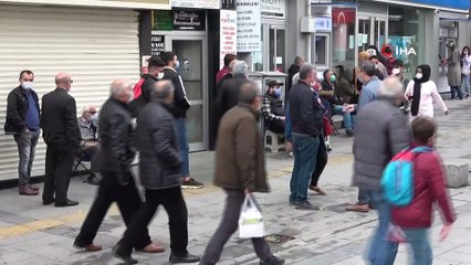 Satışa çıkan evler için bir gün önceden banka önünde kuyruğa girdiler