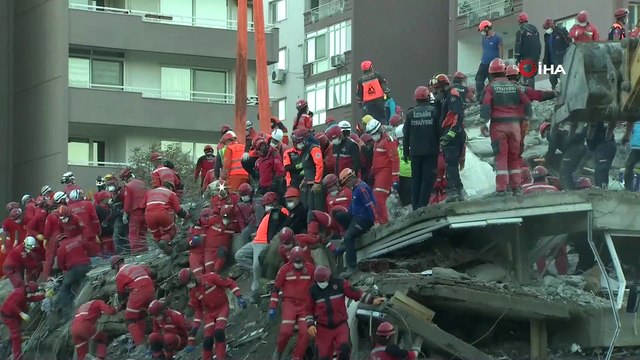 Rıza Bey Apartmanı'nın yanındaki apartmanın yana doğru meyilli olması sebebiyle ekipler çalışmayı durdurdu ve aşağıya indi