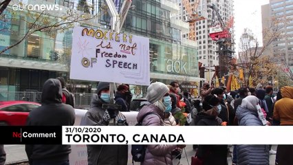 Canadian Muslim community offers flowers to pedestrians in Toronto