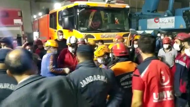 İzmir’in Seferihisar ilçesinde meydana gelen deprem nedeniye enkaza dönen Bayraklı ilçesindeki Doğanlar Apartmanından bir kişinin daha cansız bedenine ulaşıldı