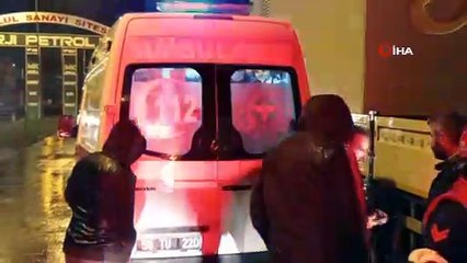 Kamyonet park halindeki tıra arkadan çarptı, sıkışan sürücü ekiplerce kurtarıldı