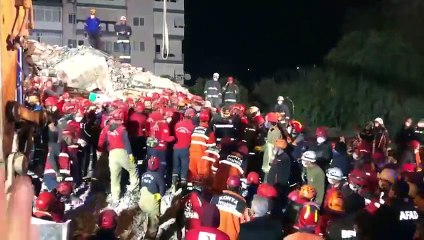 İzmir depreminin 58. saatinde Emrah Apartmanı'ndan 14 yaşındaki bir kız çocuğu sağ çıkarıldı