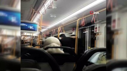 Metroda 'neden sarılıyorsun' kavgası... O anlar kamerada