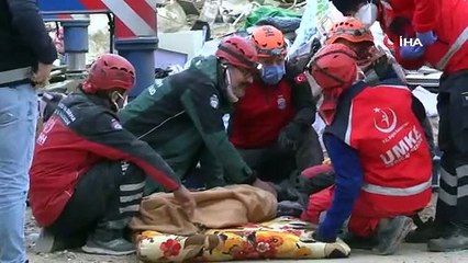 İzmirde enkaz altından 65 saat sonra bir köpek sağ olarak çıkartıldı